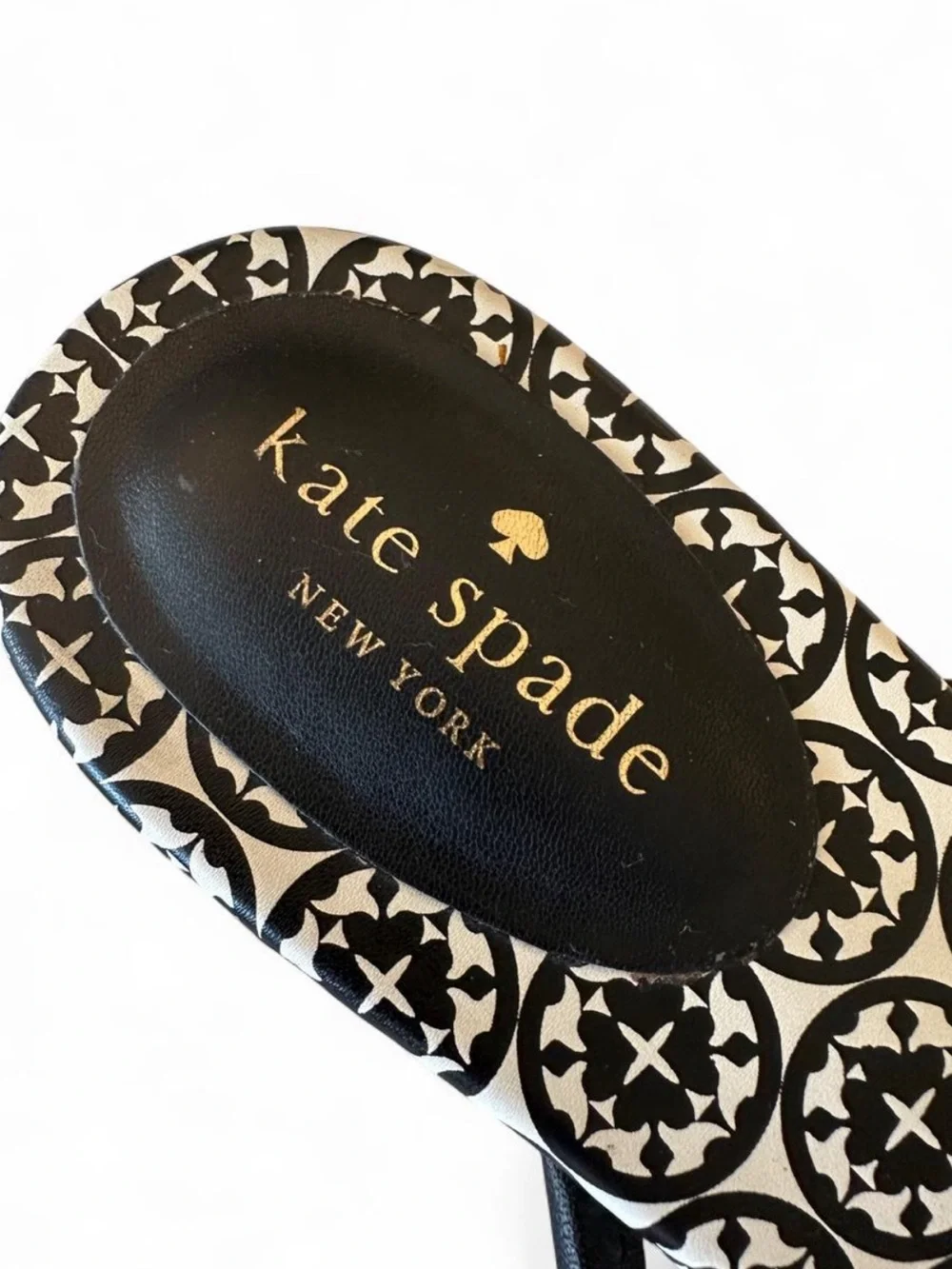 Kate Spade Mystic Bow Sandals 8M Black White Spade Charm NWOB Preppy Neutral